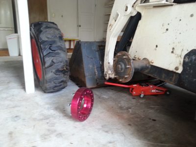 Image of wheel spacer and front axle of the Bobcat